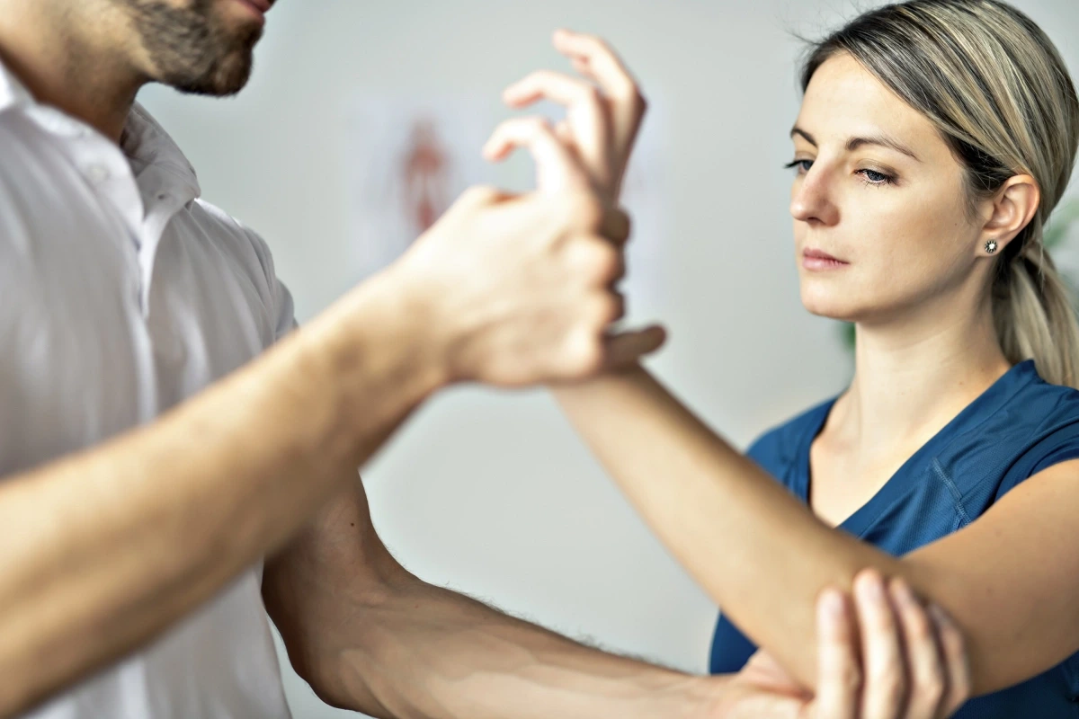 Entre os tratamentos para LER, a fisioterapia está entre os principais. Além, claro, do repouso é um importante tratamento para LER, para evitar o movimento que ocasionou a lesão.